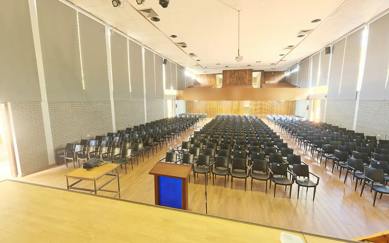 Illustrative mock-up: a 360° lecture hall with tour navigation points and an info hotspot